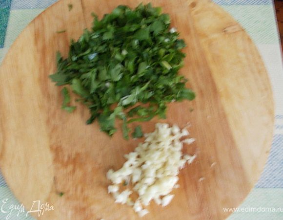петрушку и чеснок мелко порубить