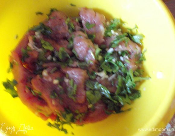 смешать петрушку,чеснок,соль,перец и 4 ст.ложки масла,-положить отбивные и тщательно всё перемешать,накрыть и оставить на час