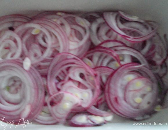 лук нарезать тонкими кольцами,добавить 2ст.ложки масла и уксус,посолить,накрыть  и оставить  в тепле на час