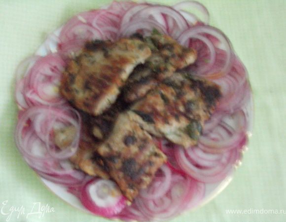 обжарить отбивные в маринаде на сухой раскалённой сковороде,по 4 минуты с каждой стороны,подавать с луком.