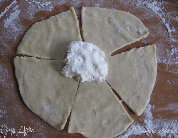 Тесто раскатываем на небольшие лепешечки.
С помощью ножа делаем листики, как на ромашке. 