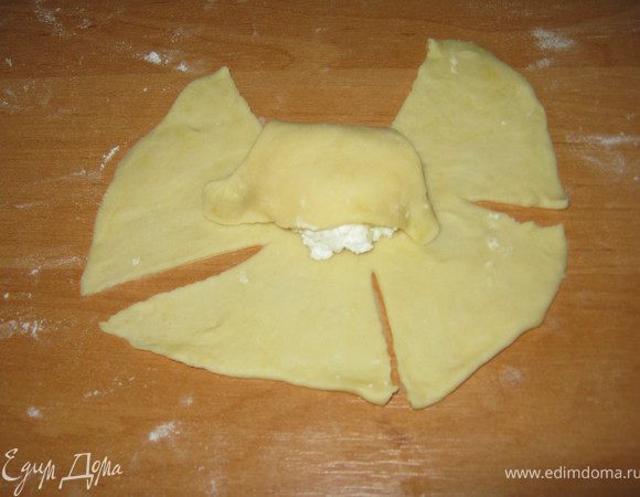 В центр ложем начинку и заворачиваем лепесточки один за другим. 