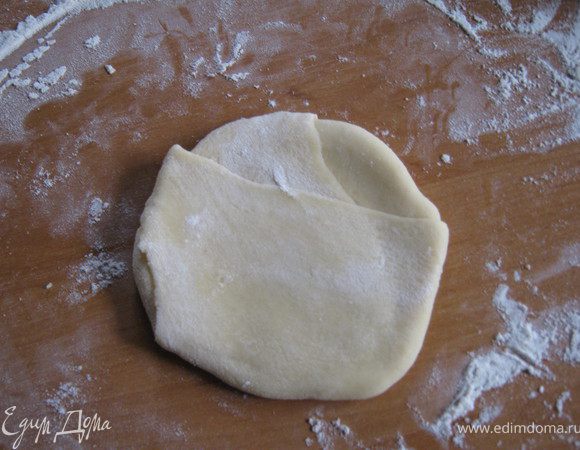 Слегка придавливаем и жарим на раскаленной сковороде на растительном масле, до золотистой корочки.  
Приятного аппетита! 
