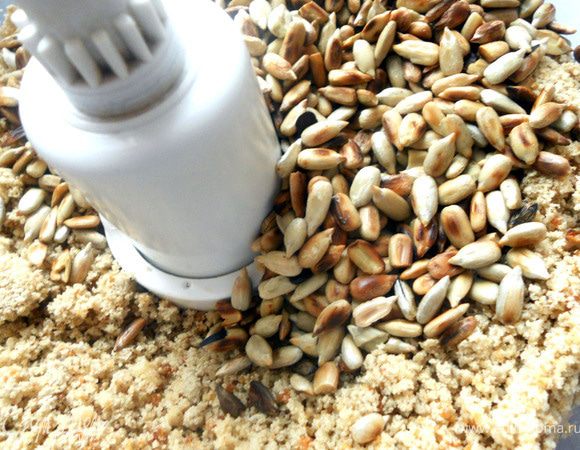 Для фактуры и аромата добавить обжаренные подсолнечные семечки и включить комбайн еще на 3 секунды. 