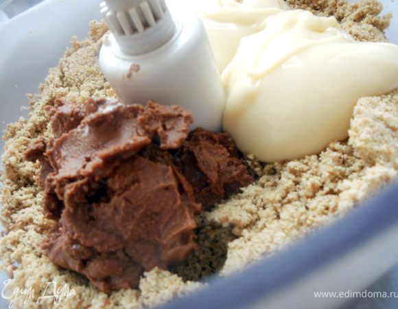 Присоединить шоколадную пасту и сгущенное молоко, хорошо размешать. В случае необходимости добавить еще немного сгущенного молока или, напротив, бисквита. 