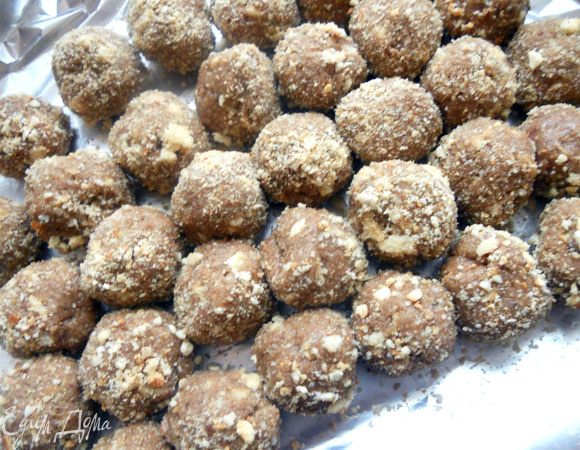 Сформировать конфеты, обвалять в крошке (у меня орехов не хватило, поэтому были измельчены 3 хрустящих печенья, штук 10 кешью и несколько грецких орехов. Немного охладить и можно подавать. Порция большая, советую количество ингредиентов сократить вдвое. 