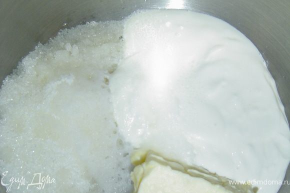 Начинаем процесс приготовления с того, что высыпаем замороженную вишню(без косточек) в кастрюлю и засыпаем сахаром, даем постоять минут 15, а когда появится жидкость ставим на медленный огонь и варим, периодически помешивая, 15 минут. Пока вишня уваривается готовим тесто. К размягченному маслу добавляем сметану,сахар,гашеную уксусом соду, перемешиваем и по немного добавляем муку, ее нужно добавить столько, чтобы тесто получилось эластичным и тугим. У меня ушло около 2 стаканов.