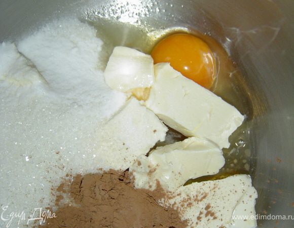 Приступаем к приготовлению теста №2, для этого соединяем маргарин,яйцо,сахар, какао, соду, перемешиваем и постепенно добавляем муку и замешиваем упругое тесто. У меня ушло так же как и на первый корж, около 2 стаканов муки.