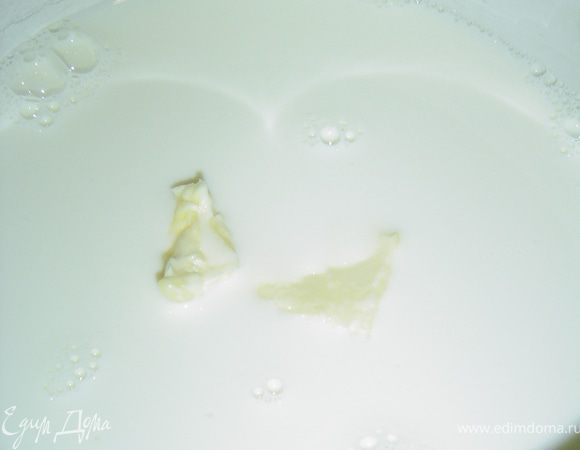 Пока наше тесто отдыхает займемся приготовлением кремов.
Крем №1. Кипятим молоко со сливочным маслом, отливаем 1 стакан и охлаждаем. Оставшееся молоко соединяем с яйцом, предварительно взбитым с сахаром и мукой, хорошо перемешиваем, ставим на медленный огонь, доводим до кипения, а затем вливаем остывшее молоко и продолжаем варить, постоянно помешивая, до загустения.