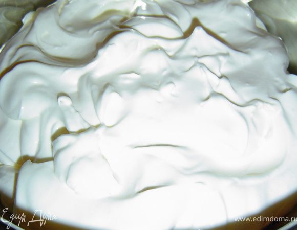 Первый крем остывает, а мы готовим второй крем.
Крем №2. Сметану взбиваем с сахаром, ванильным сахаром до пышной устойчивой массы. Если у Вас не очень жирная сметана, то добавьте загуститель сметаны, и крем будет пышным.