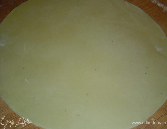 Мы все подготовили, а теперь приступим к приготовлению коржей. Для этого тесто №1 достаем из холодильника, и одну часть раскатываем и обрезаем по форме. Лучше сразу же положить тесто в форму.