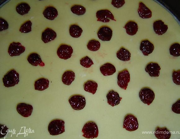 На тесто выкладываем вишню, с которой предварительно слили жидкость и обсушили,