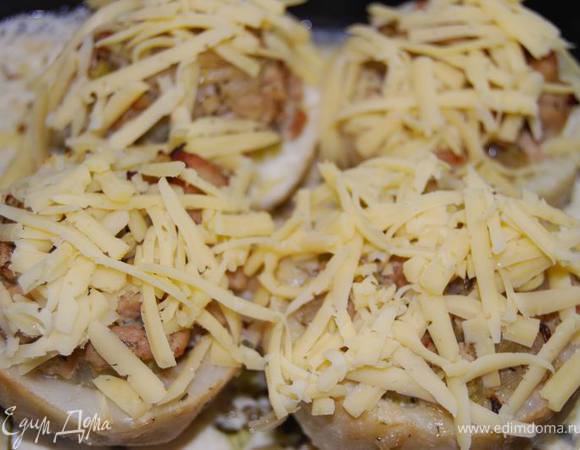 Затем посыпаем тертым сыром и продолжаем запекать до румяности сыра.