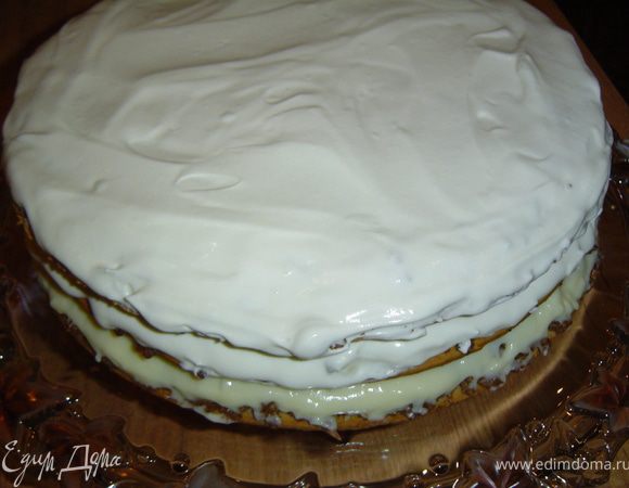 Второй корж кладем на первый и смазываем сметанным кремом, так же поступаем и с третьим коржом.