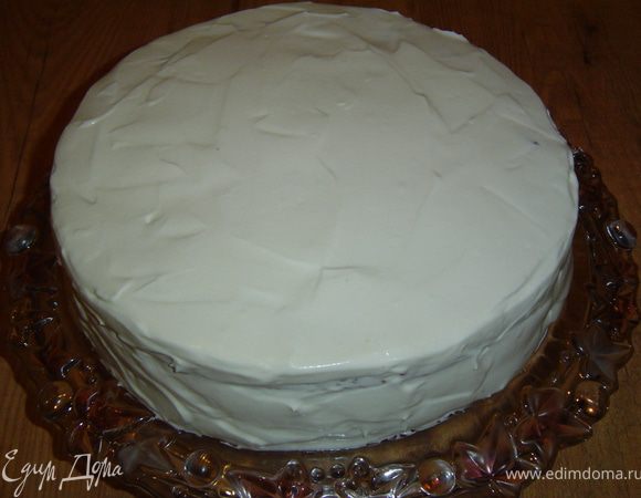 Бока торта также смазываем сметанным кремом.