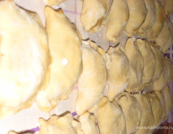 Слепите вареники произвольной формы. 