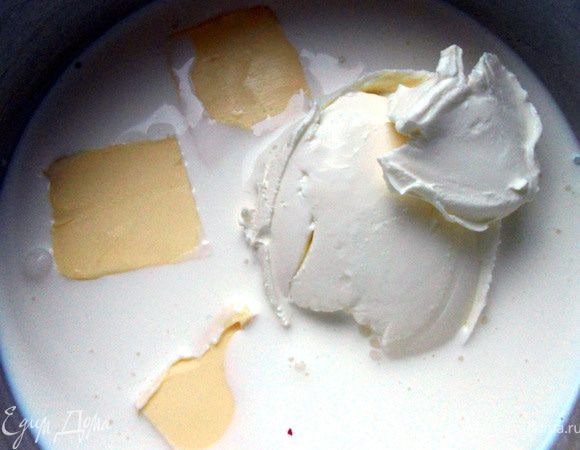 Для соуса соединить сливки, сливочное масло и маскарпоне. На среднем огне, помешивая, довести до деликатного кипения - так, только чтобы сыр и масло распустились. 