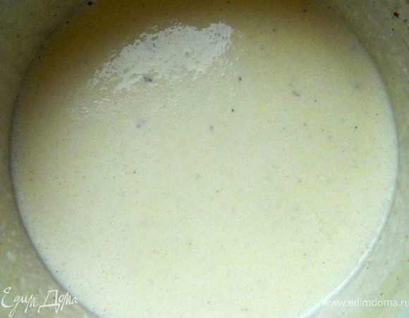 Дать загустеть пару минут и выключить огонь. Приправить солью, растертым перцем и лимонным соком, еще раз размешать.  