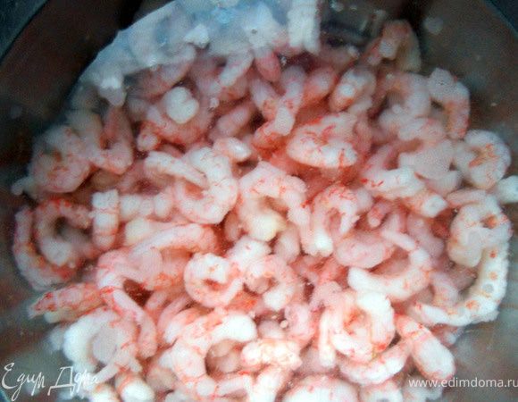 Подготовить креветки согласно инструкции, обычно требуется только залить горячей водой и оставить на пару минут.