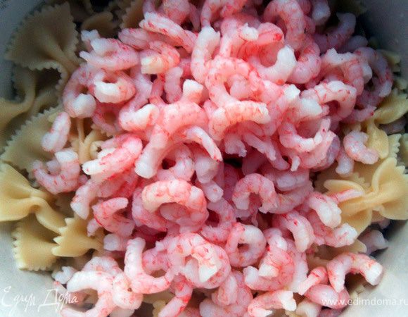 Пасту отварить до полуготовности (немного не доводя до состояния al-dente). Соединить с креветками. 