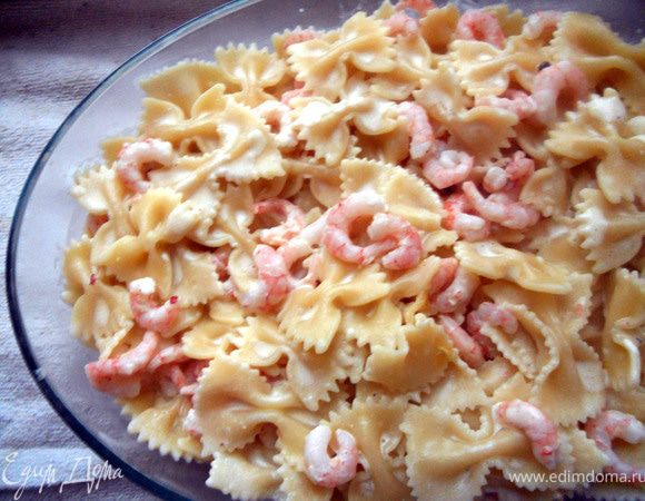 Форму слегка смазать оливковым маслом. Выложить пасту с креветками, запекать в предварительно разогретой до 170-180С 10-15 минут. 