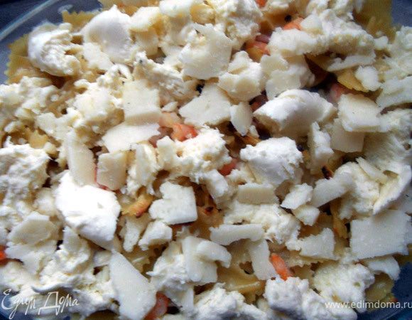 Присыпать пармезаном и кучочками моцареллы и вернуть в духовку еще на 10-15 минут. В общей сложности пасьта должна готовиться около 20-максимум 25 минут, до уверенно золотистой корочки. Немного остудить (минут 15-20 - так паста лучше будет держать форму, да и вкус раскрывается полноценнее), приправить еще небольшим количеством растертого перца и украсить листиками петрушки. Подавать в теплом виде. 