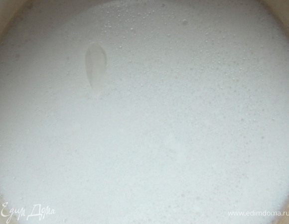 Кокосовое молоко перелить в небольшую кастрюлю, довести до кипения и проварить на небольшом огне 5 минут - оно должно немного загустеть.