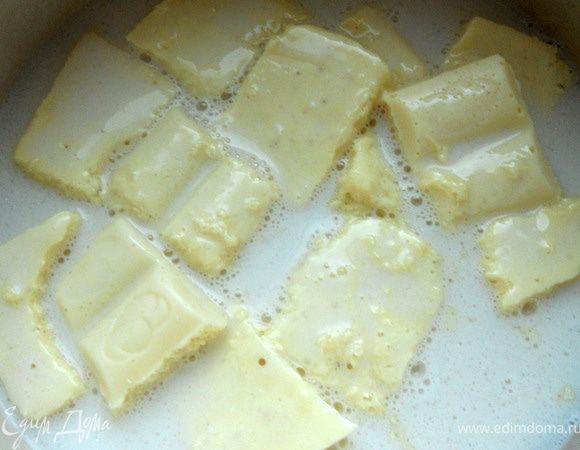 Добавить кусочки шоколада и варить, помешивая, до его растворения. Огонь выключить.