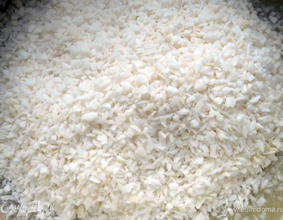 Засыпать кокосовую стружку (по рецепту полагался кокосовый ликер "Батида" (1,5 ст.л.), я не добавлял по причине отсутствия любого кокосового ликера, но с алкоголем, конечно же, будет душевнее!). Размешать.  