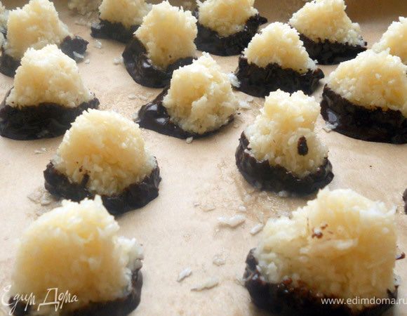 Для глазури измельченный шоколад соединить с маслом и растопить на водяной бане, помешивая. Окунуть на сенунду конфеты в шоколад, покрыв дно, вернуть на бумагу. Поставить в холодильник, пока шоколад не застыл, примерно на час. Хранить в холодильнике. 