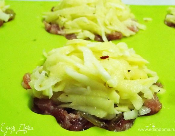 Затем картофель на лук, насыпать хорошей горкой