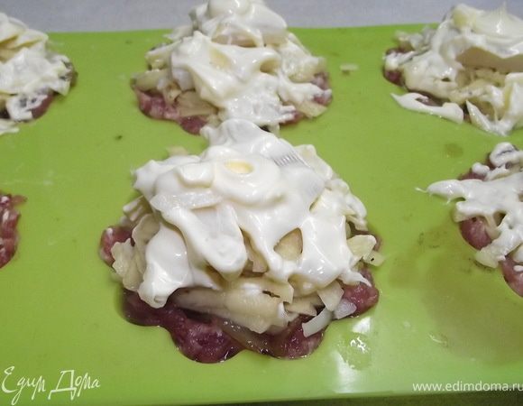 Сверху намазать майонезом и ставить в духовку. 