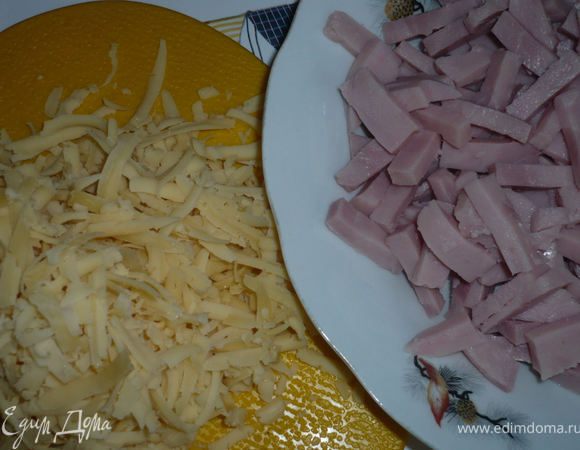 Ветчину порезать соломкой, сыр натереть на крупной терке
