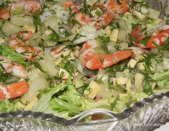 Ананасы порезать кусочками.Авокадо  и сыр- кубиками.
Все смешать и залить перед подачей заправкой.
Салат очень легкий .Приятного аппетита 