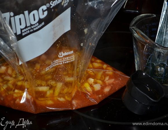 Все перемешать, в маринад выложить мясо, закрыть и поставить в холодильник от 8 до 24 час.