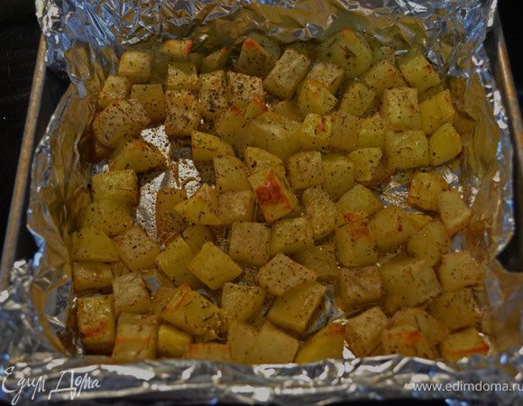 Нагреть духовку до 230гр. Смазать стенки и дно противня маслом.
Нарезать картофель на кусочки. Остальные ингридиенты смешать в большой миске.Положить в миску картофель и перемешать.Выложить картофель в один слой на противень.