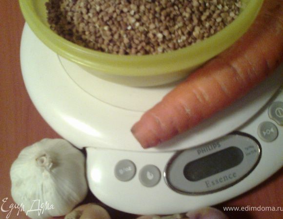 Гречку промываем,перебираем.