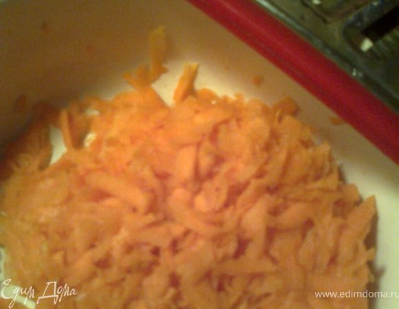 Морковь трём на крупной тёрке.