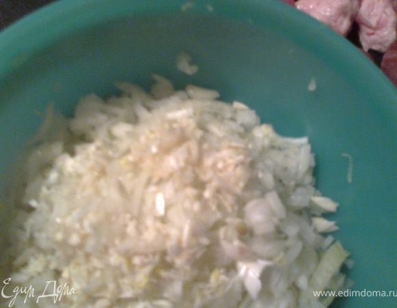 Лук,чеснок мелко рубим.Обжариваем вместе с морковкой.