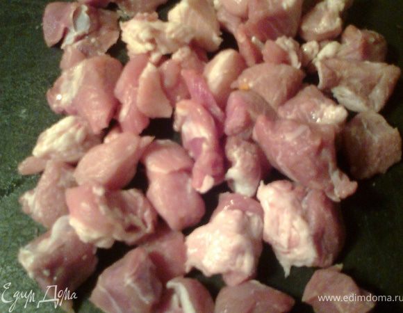 Нарезаем мясо кубиками,чтобы все кусочки были одинаковые.Обжариваем после овощей.