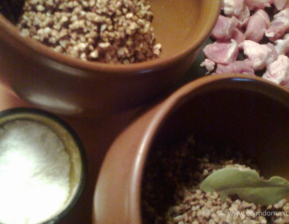 Распределяем поровну промытую гречку.Кладём по лавровому листу.