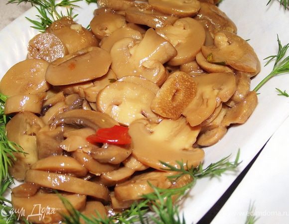 Шампиньоны порезать  пластинками. На маслице жарим грибы,добавляем мед и соевый соус. Затем держим грибы на маленьком огне,что бы выпарилась  жидкость.Добавить перец чили.
 Из апельсина и лимона выдавить сок .Залить  соком грибы.Настаивать не менее 2 часов,а если больше,то еще лучше
 
