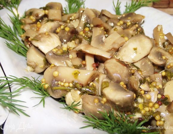 Шампиньоны порезать.На сковороду налить вино ,насыпать грибы и выпаривать  жидкость на слабом огне

Горячие грибочки высыпать в маринад и в нем остудить.
И еще,чем дольше грибочки в маринаде,тем они вкуснее
Смачного
