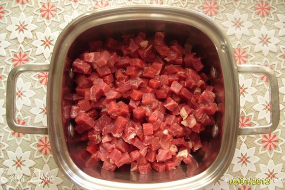 Нарезать мясо мелкими кубиками(чем мельче тем лучше),отварить.