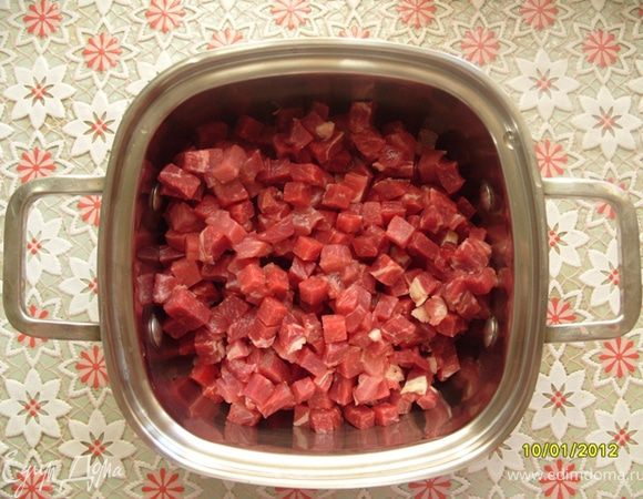 Нарезать мясо мелкими кубиками(чем мельче тем лучше),отварить.