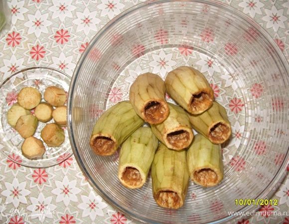 Очистить от кожуры баклажаны, сделать аккуратно маленьким ножом углубление внутри в виде лунки (чем больше тем лучше).