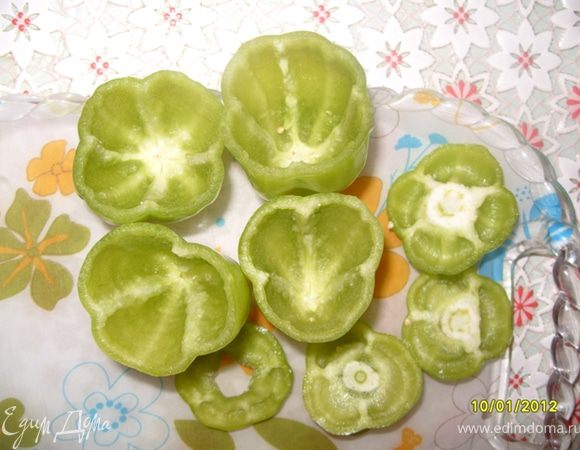 Также очистить перец и помидоры, сок из помидоров не выбрасывать,он нам ещё понадобится.И ещё-сделать своеобразные крышечки-"шляпки" для баклажан, перца и помидоров (как на рисунке.