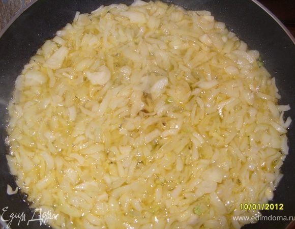 Мелко порезать 5 луковиц,обжарить на сливочном масле до золотистого цвета.