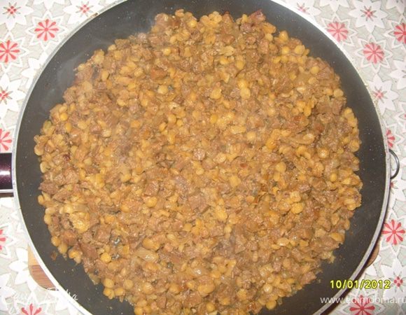 Добавить к луку отваренное мясо,пожарить, через 2 минуты добавить отваренный горох и ещё чуть пожарить.Посолить,чуть поперчить.