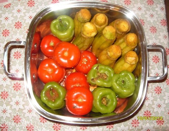 Заполнить внутрь баклажан,помидоров и перцов жареным мясом с луком и горохом,положить сверху "шапочки",уложить донышком вниз в кастрюлю.